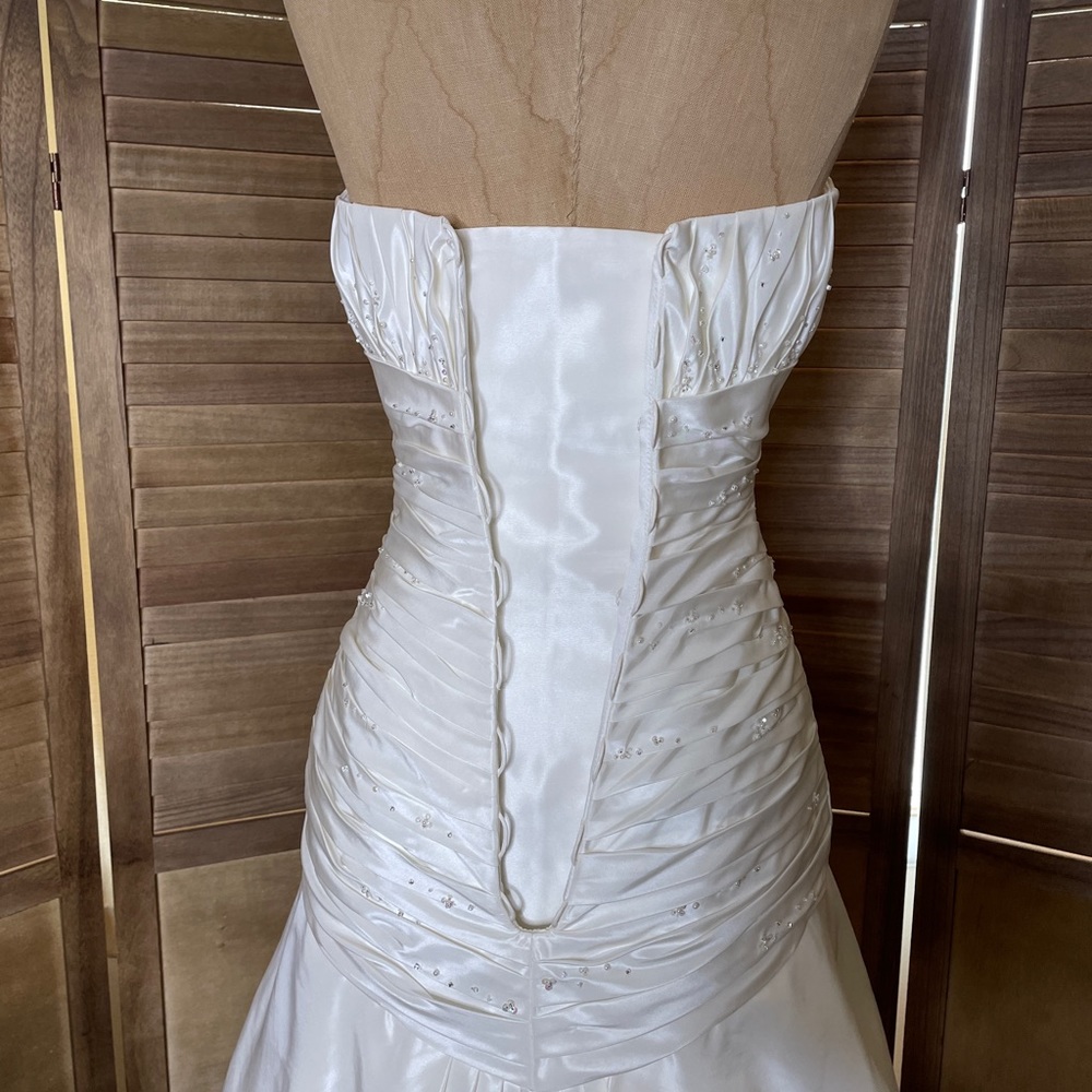 Ivory Wedding Dress. - Picture 9 of 16